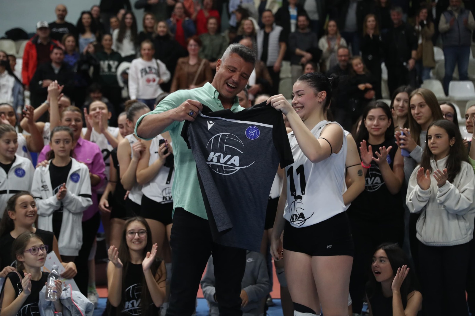 Baskan Hürriyet ve Saran Kocaeli Voleybol Maçini birlikte izledi (15)