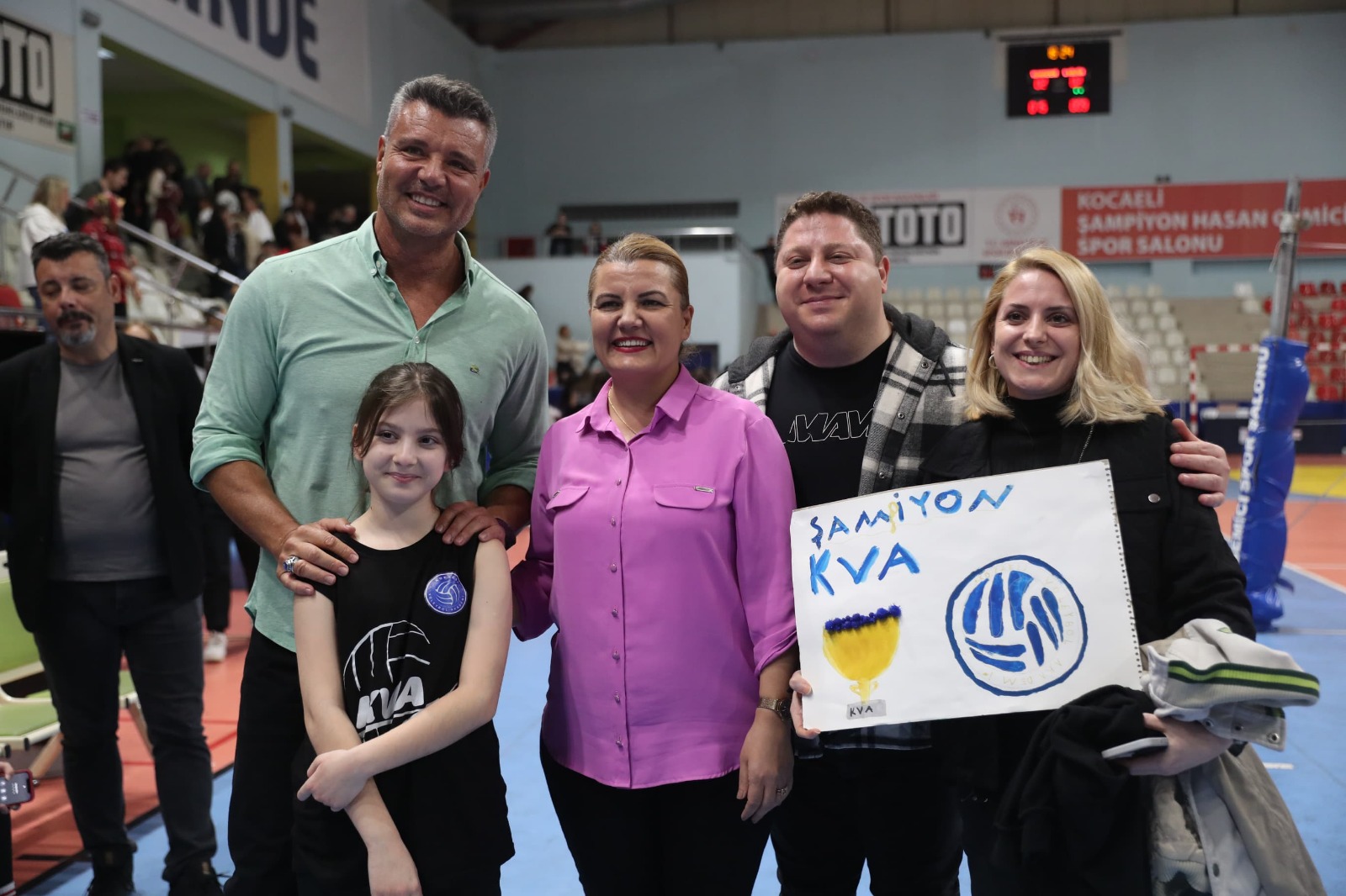 Baskan Hürriyet ve Saran Kocaeli Voleybol Maçini birlikte izledi (3)