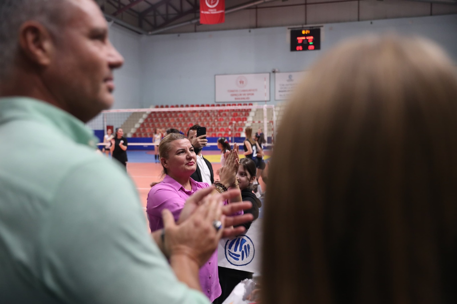 Baskan Hürriyet ve Saran Kocaeli Voleybol Maçini birlikte izledi (6)