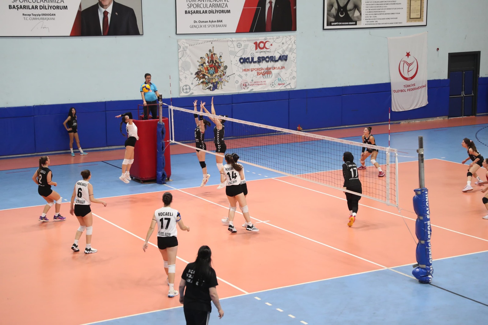Baskan Hürriyet ve Saran Kocaeli Voleybol Maçini birlikte izledi (8)