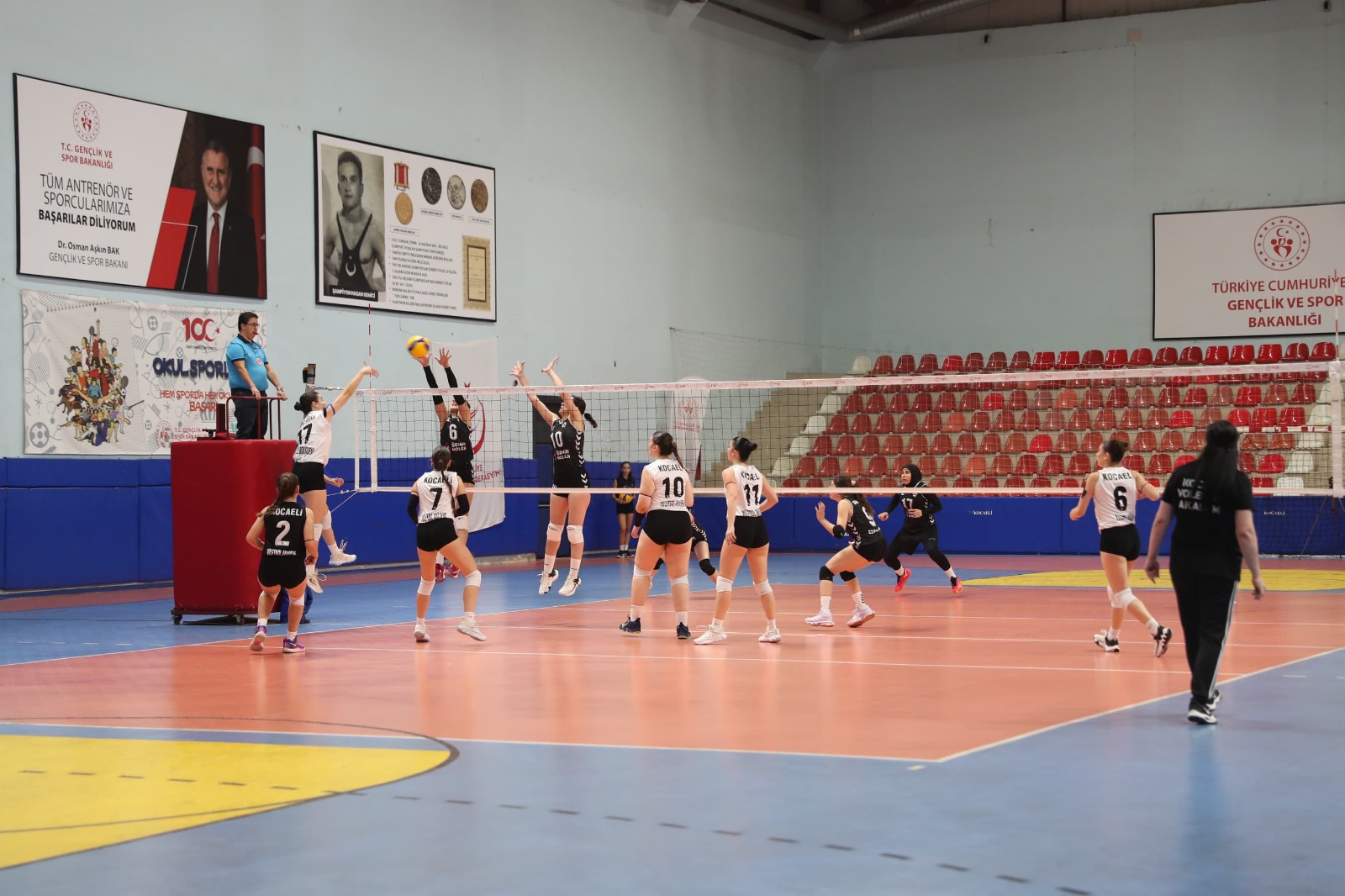 Baskan Hürriyet ve Saran Kocaeli Voleybol Maçini birlikte izledi (9)