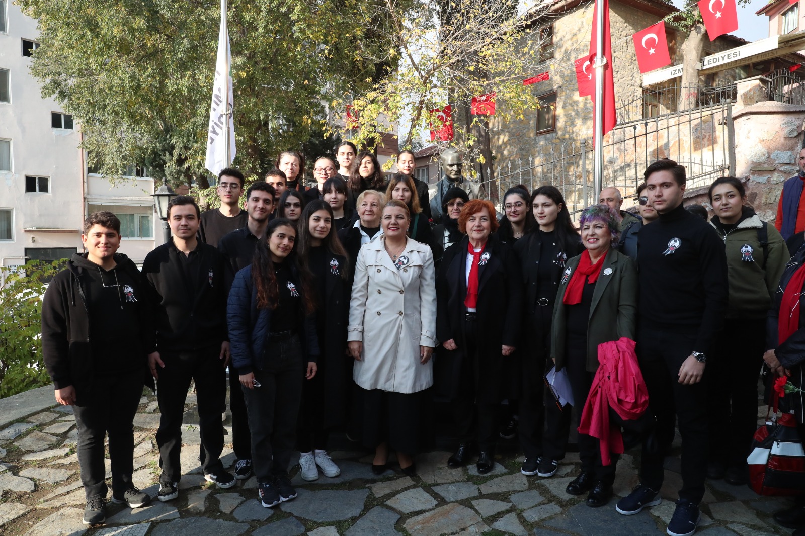 Büst Önünde hatıra fotoğrafı (1)