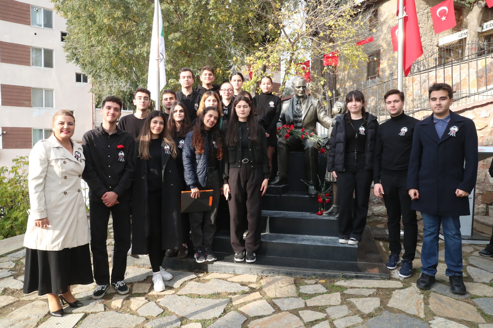 Büst Önünde hatıra fotoğrafı (4)