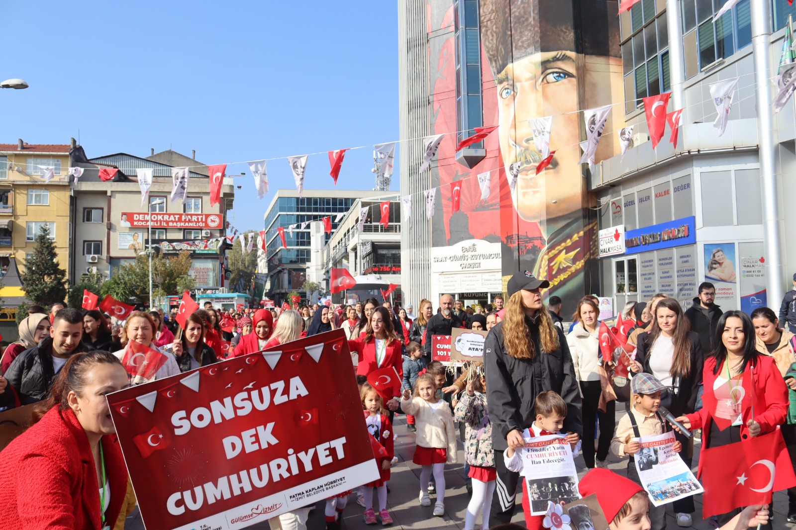 Çinar Çocuk Evi miniklerinden Cumhuriyet coskusuna anlamli bir kortej (11)