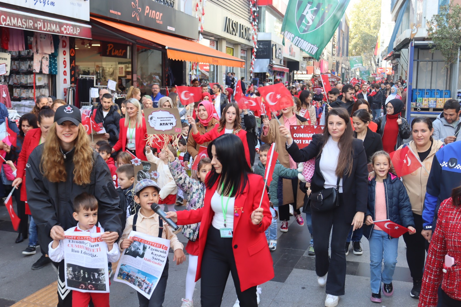 Çinar Çocuk Evi miniklerinden Cumhuriyet coskusuna anlamli bir kortej (14)