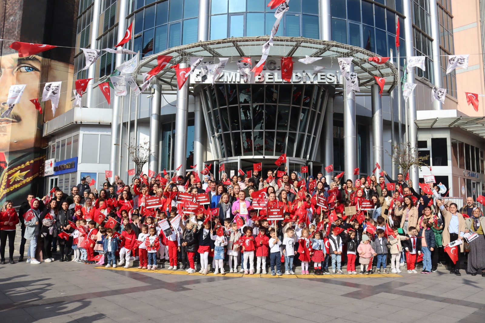 Çinar Çocuk Evi miniklerinden Cumhuriyet coskusuna anlamli bir kortej (17)
