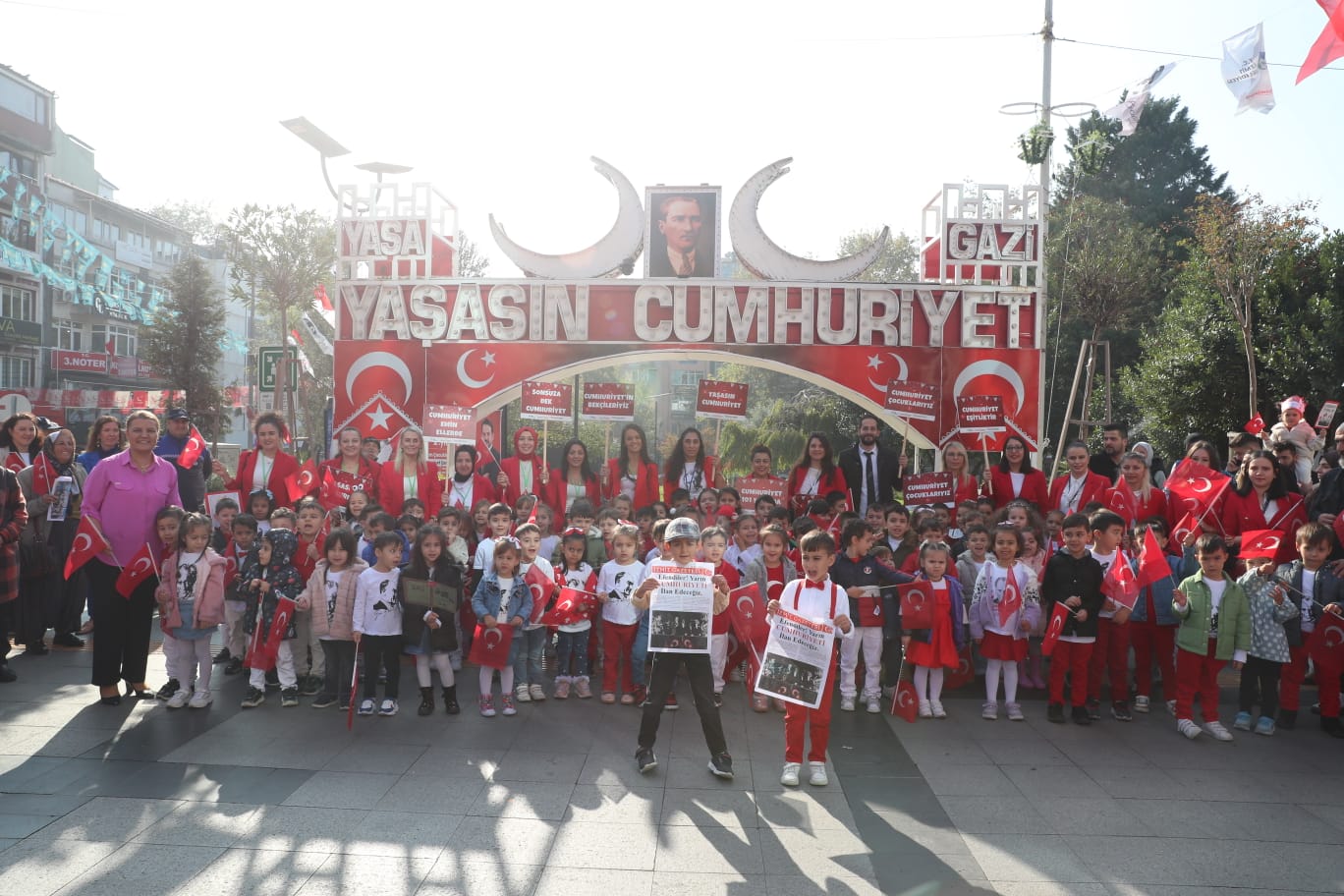 Çinar Çocuk Evi miniklerinden Cumhuriyet coskusuna anlamli bir kortej (2)