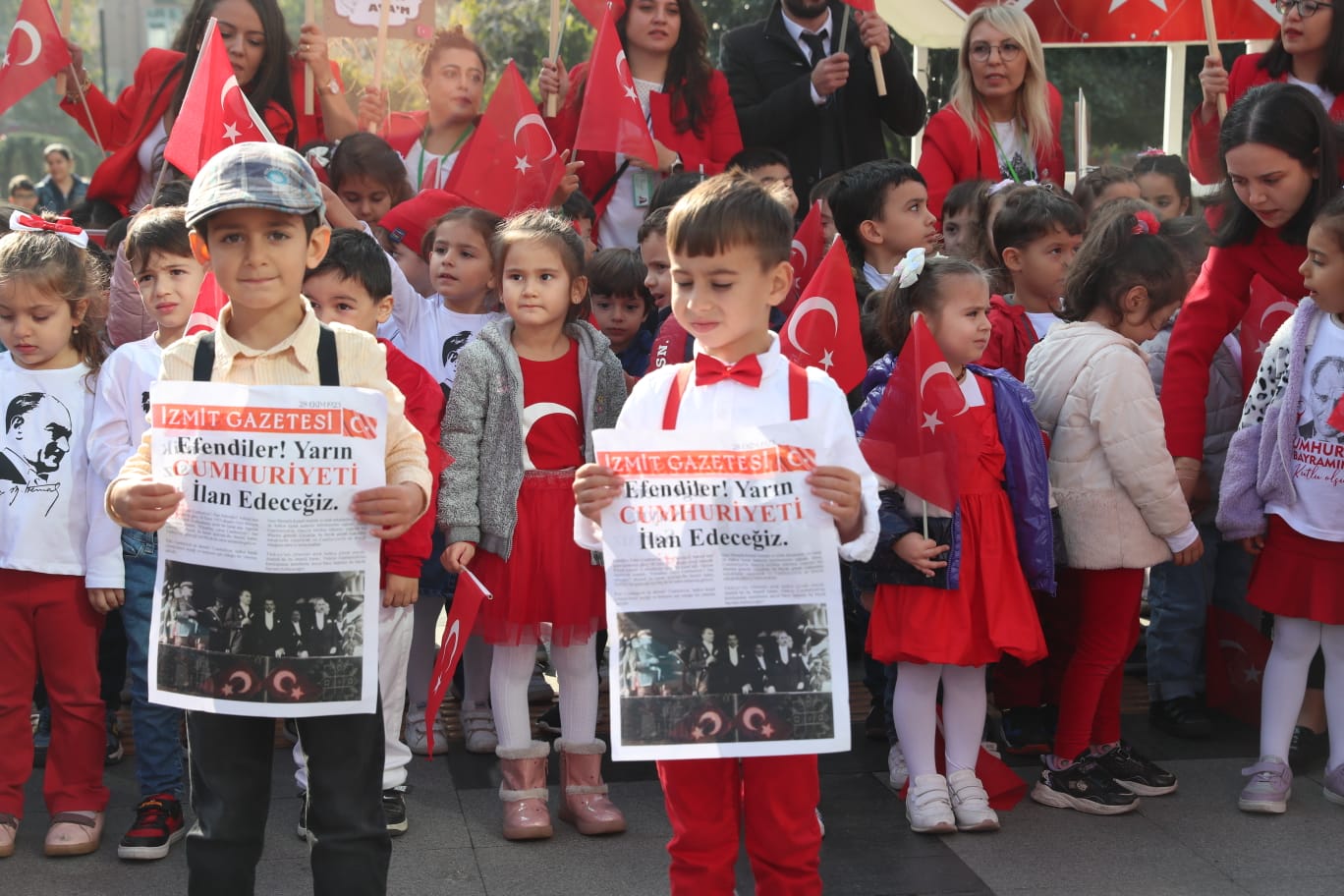 Çinar Çocuk Evi miniklerinden Cumhuriyet coskusuna anlamli bir kortej (4)