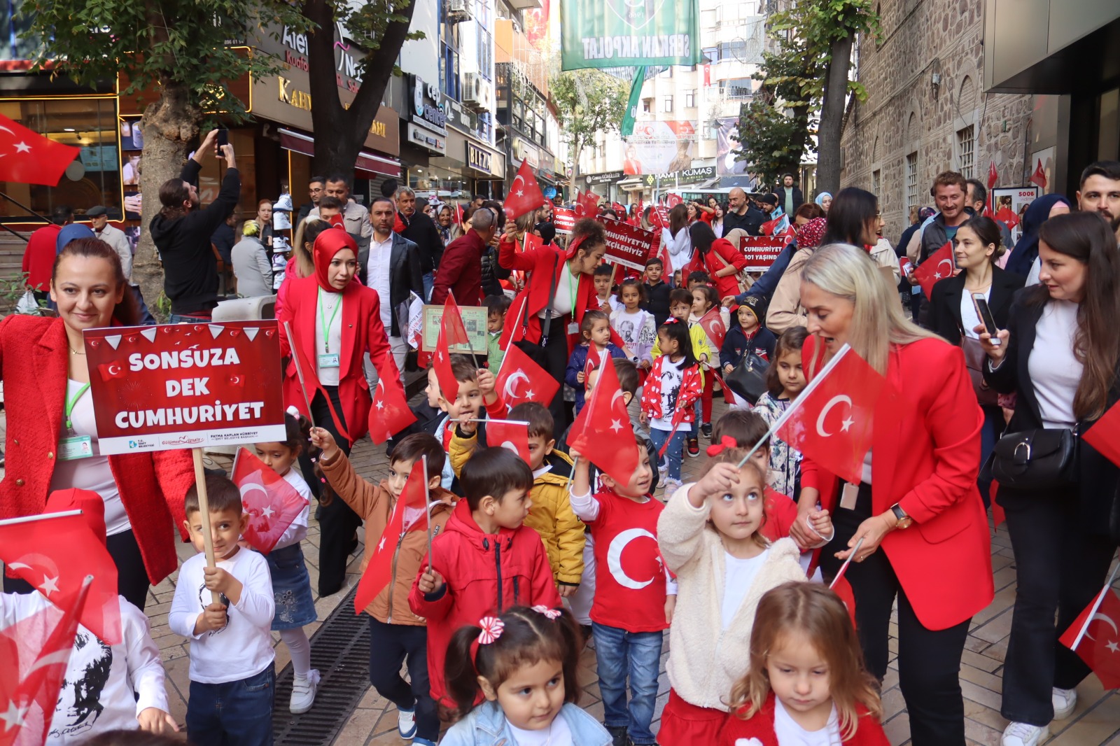 Çinar Çocuk Evi miniklerinden Cumhuriyet coskusuna anlamli bir kortej (5)