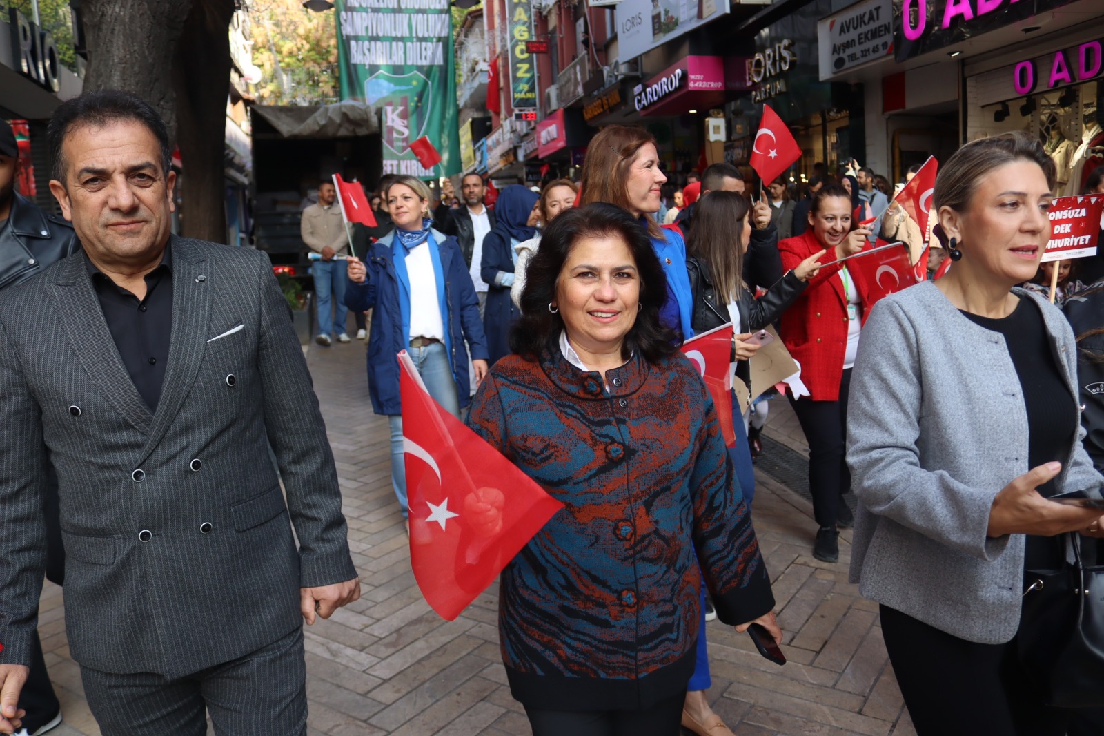 Çinar Çocuk Evi miniklerinden Cumhuriyet coskusuna anlamli bir kortej (6)