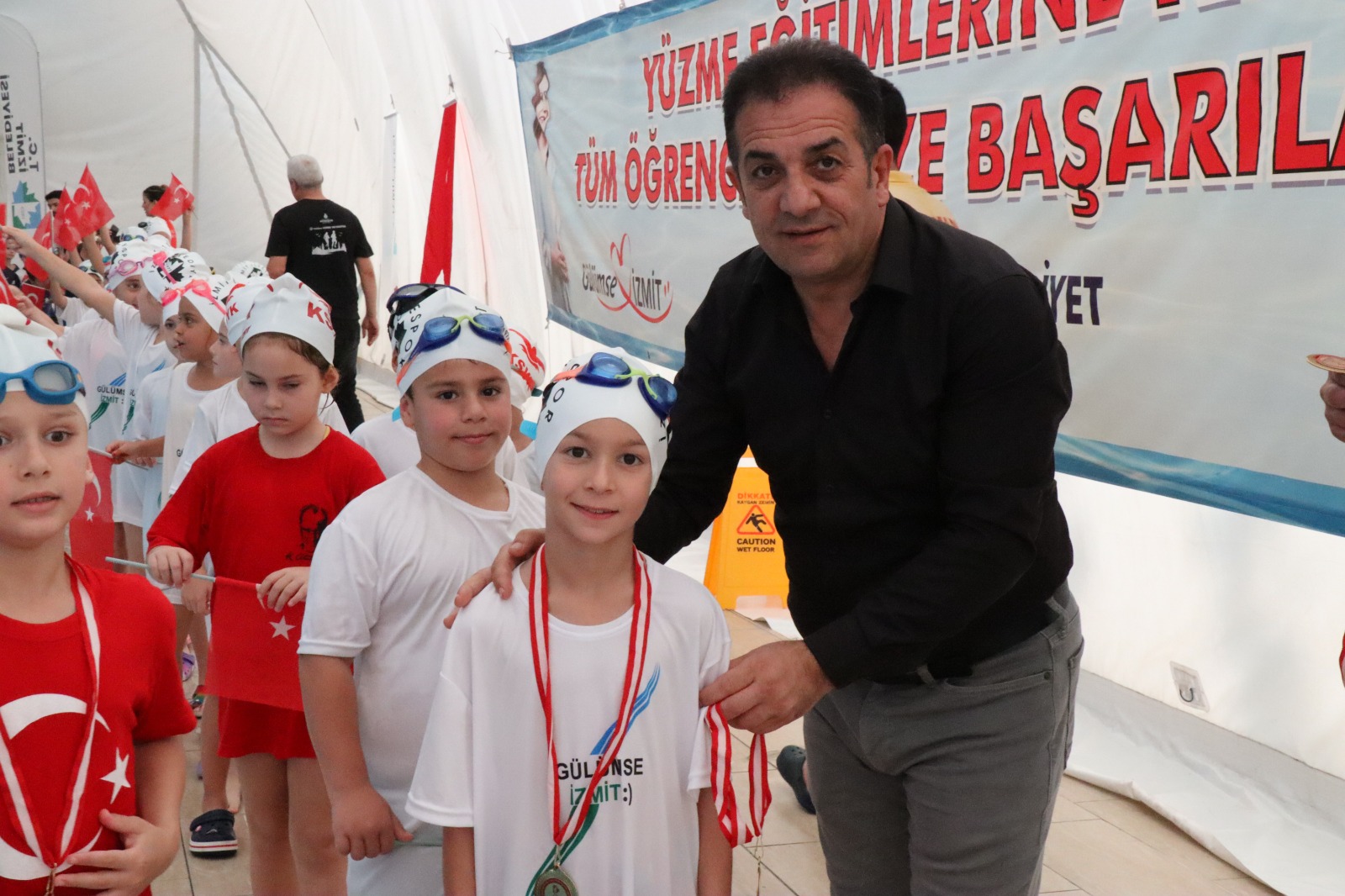 Cumhuriyet Bayramı Yüzme Yarışları büyük heyecana sahne oldu (5)