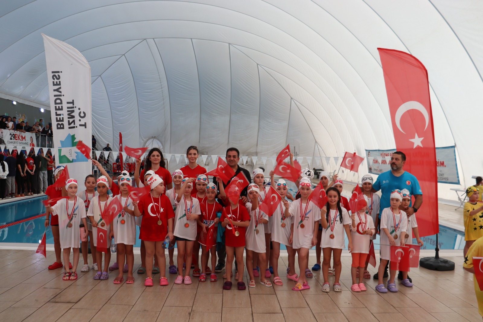 Cumhuriyet Bayramı Yüzme Yarışları büyük heyecana sahne oldu (6)