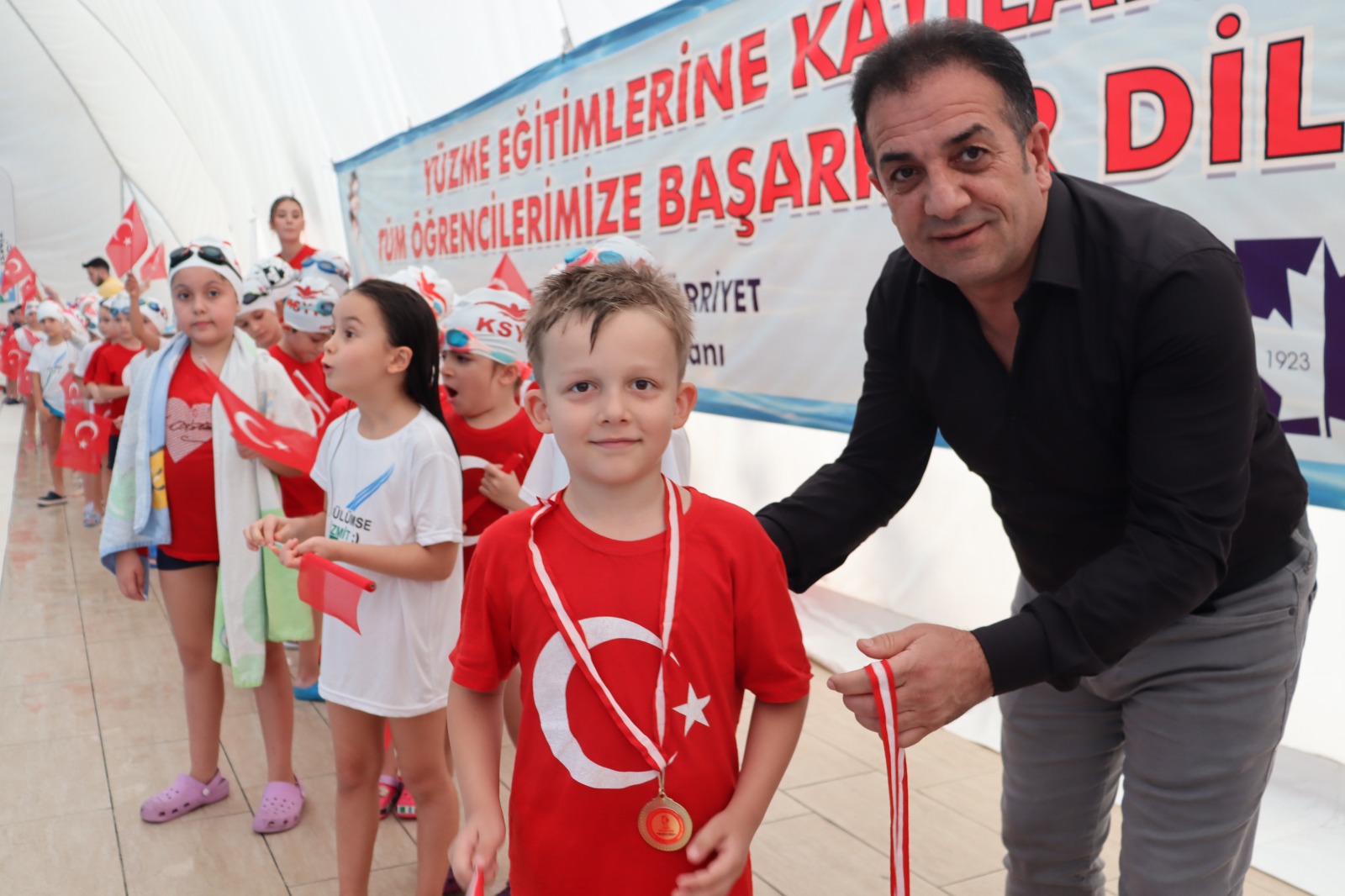 Cumhuriyet Bayramı Yüzme Yarışları büyük heyecana sahne oldu (8)