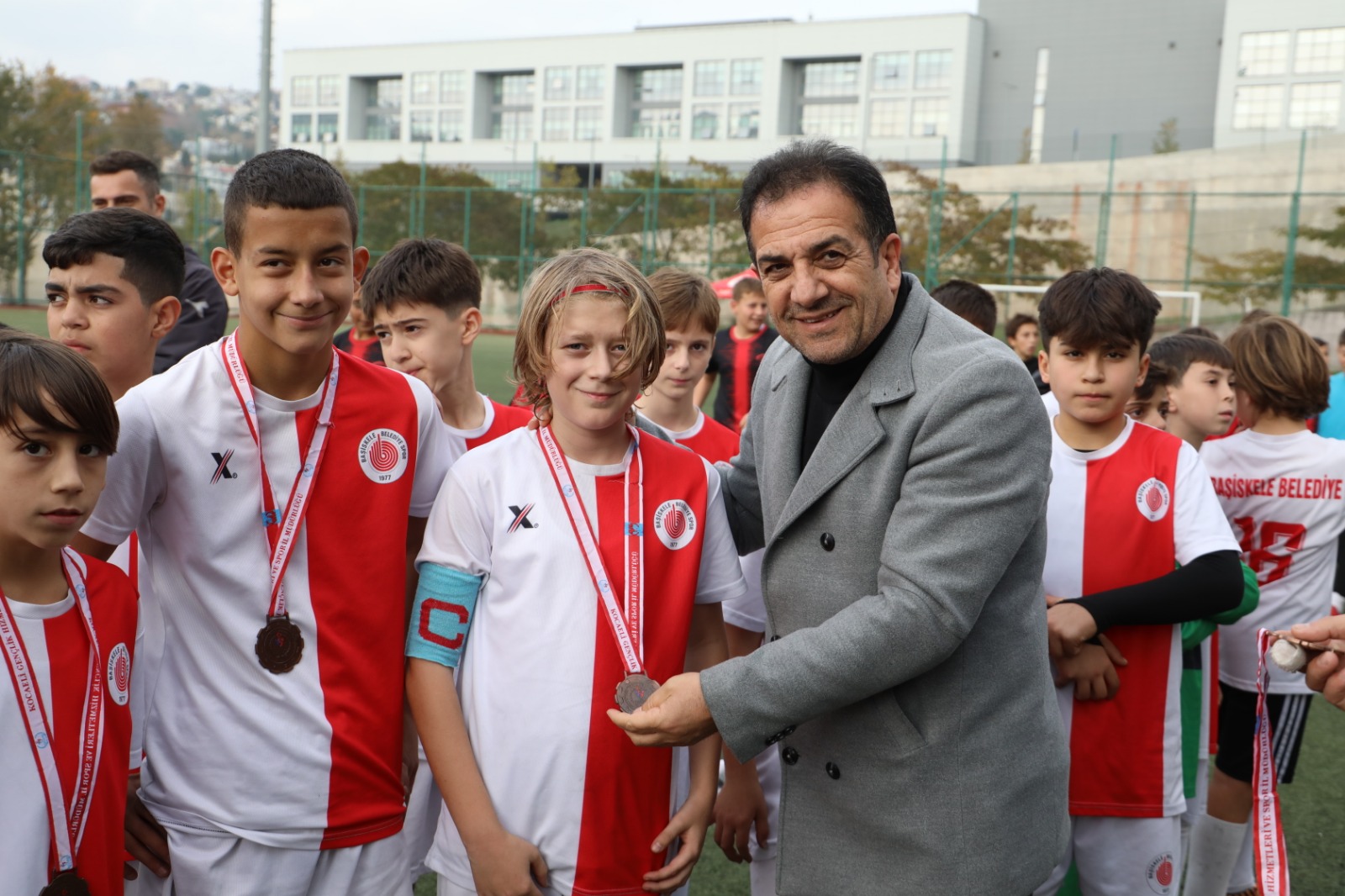 Hediye ve madalya takdimi (2)