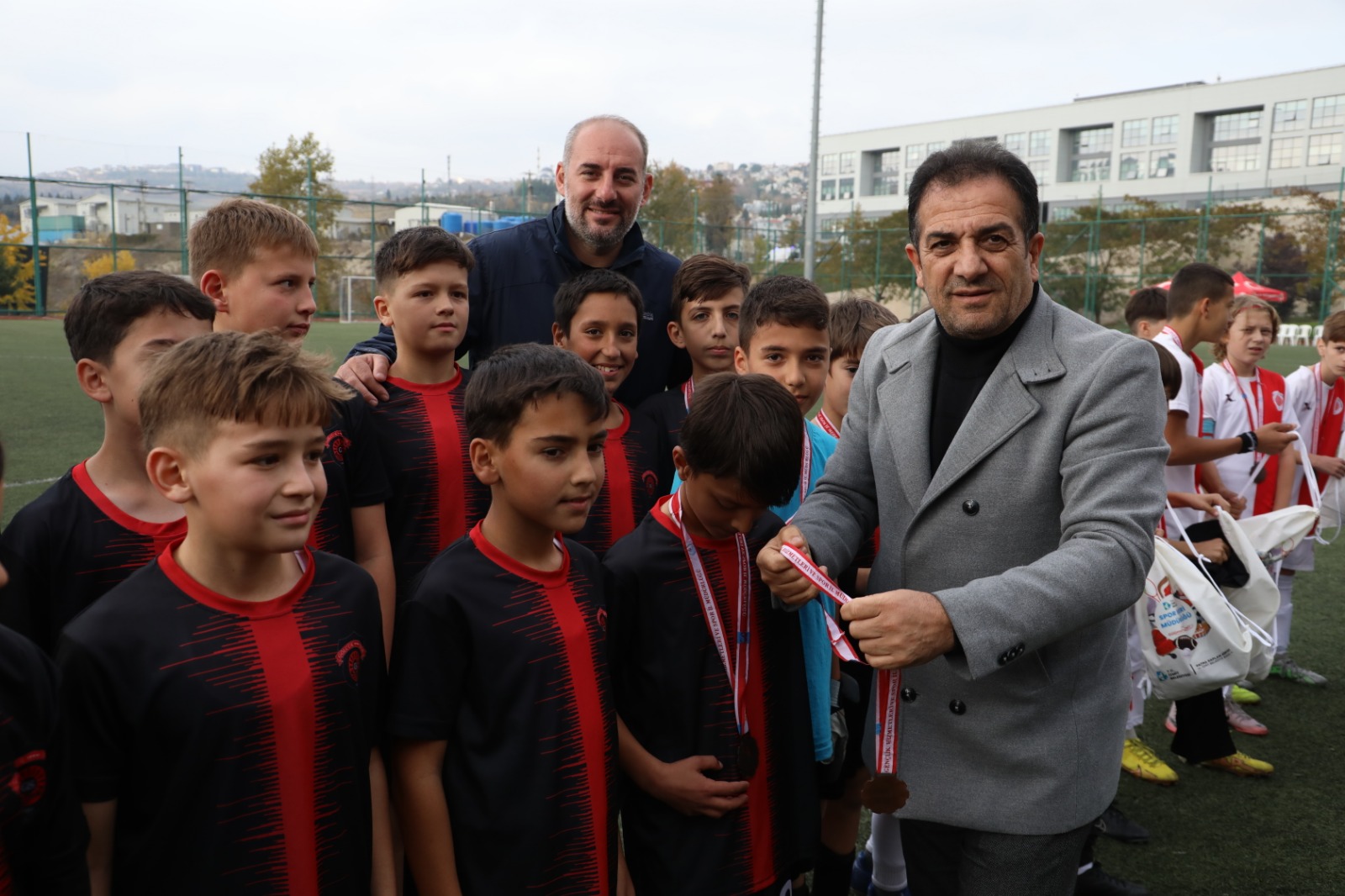 Hediye ve madalya takdimi (3)