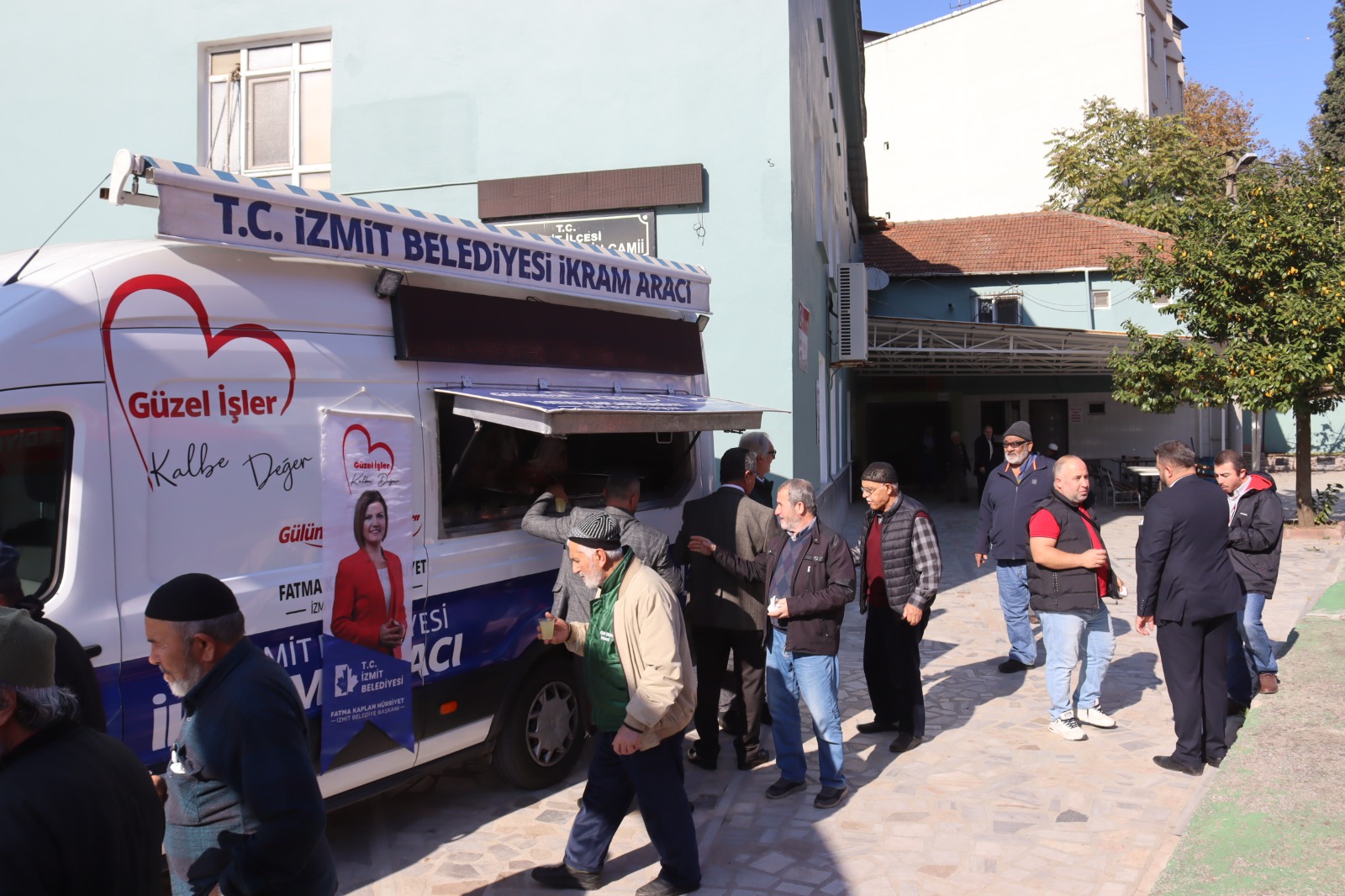 İzmit Belediyesi, Cuma Namazı sonrası Hacı Selahattin Camii cemaati ile buluştu (1)