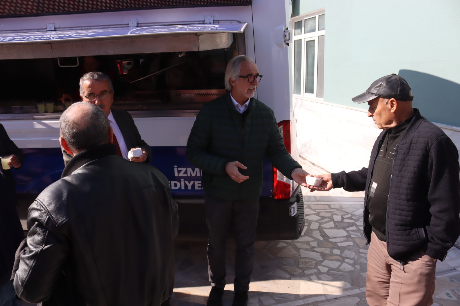 İzmit Belediyesi, Cuma Namazı sonrası Hacı Selahattin Camii cemaati ile buluştu (4)