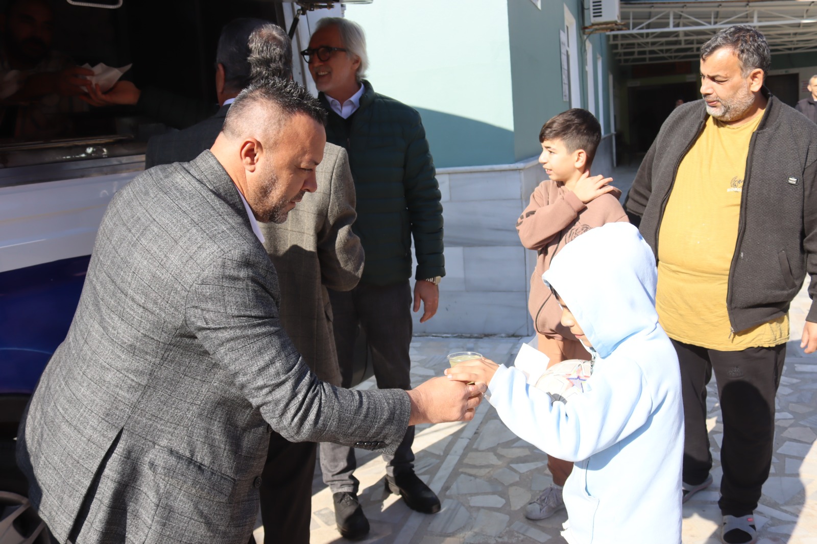 İzmit Belediyesi, Cuma Namazı sonrası Hacı Selahattin Camii cemaati ile buluştu (5)