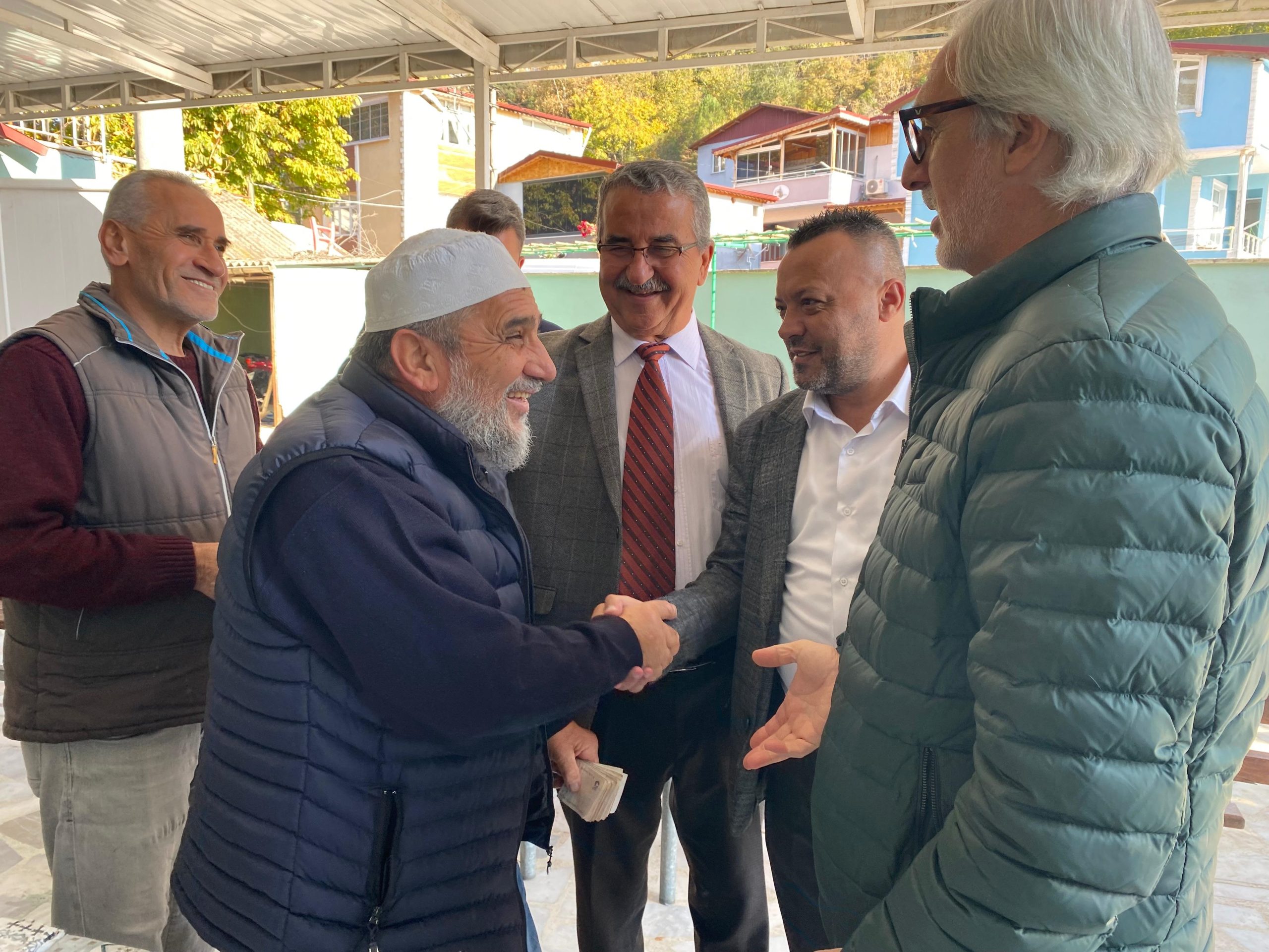 İzmit Belediyesi, Cuma Namazı sonrası Hacı Selahattin Camii cemaati ile buluştu (8)