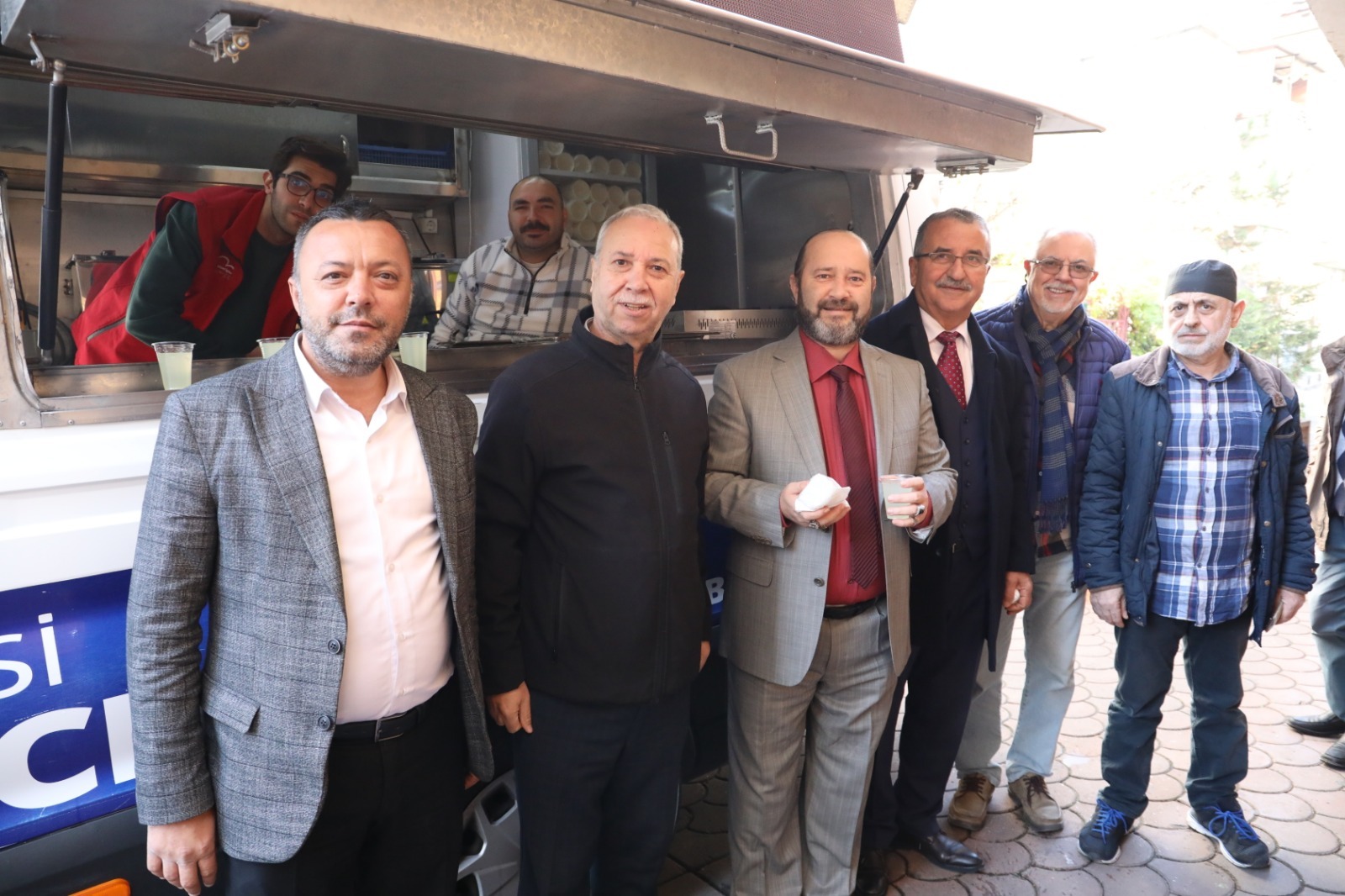 Izmit Belediyesi, Cuma Namazi sonrasi Hüseyin Pasa Camii cemaati ile bulustu (10)