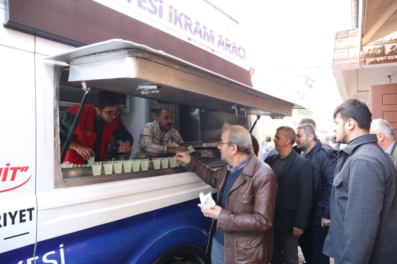 Izmit Belediyesi, Cuma Namazi sonrasi Hüseyin Pasa Camii cemaati ile bulustu (11)