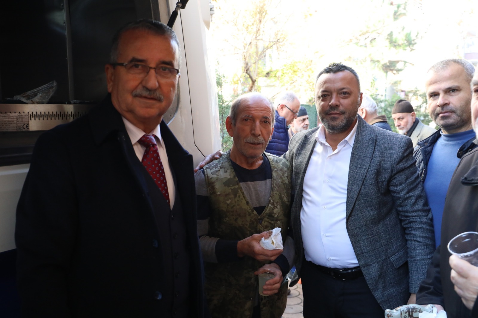 Izmit Belediyesi, Cuma Namazi sonrasi Hüseyin Pasa Camii cemaati ile bulustu (3)
