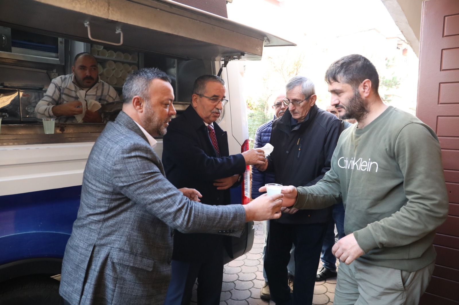 Izmit Belediyesi, Cuma Namazi sonrasi Hüseyin Pasa Camii cemaati ile bulustu (4)