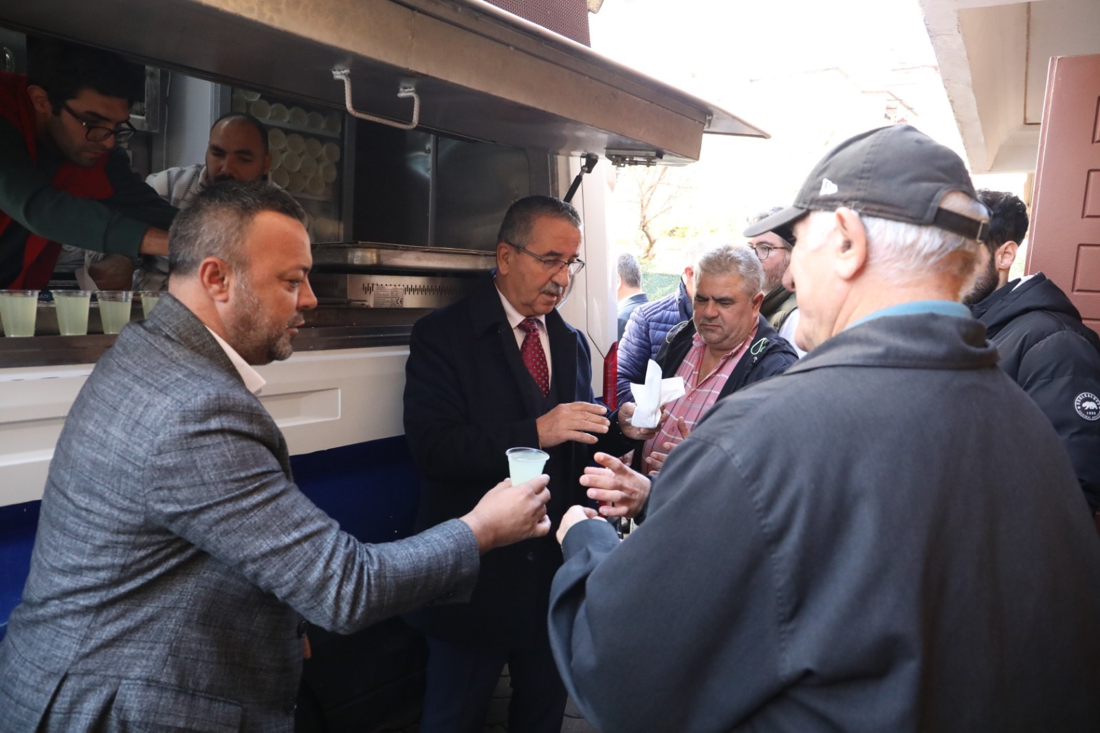 Izmit Belediyesi, Cuma Namazi sonrasi Hüseyin Pasa Camii cemaati ile bulustu (6)