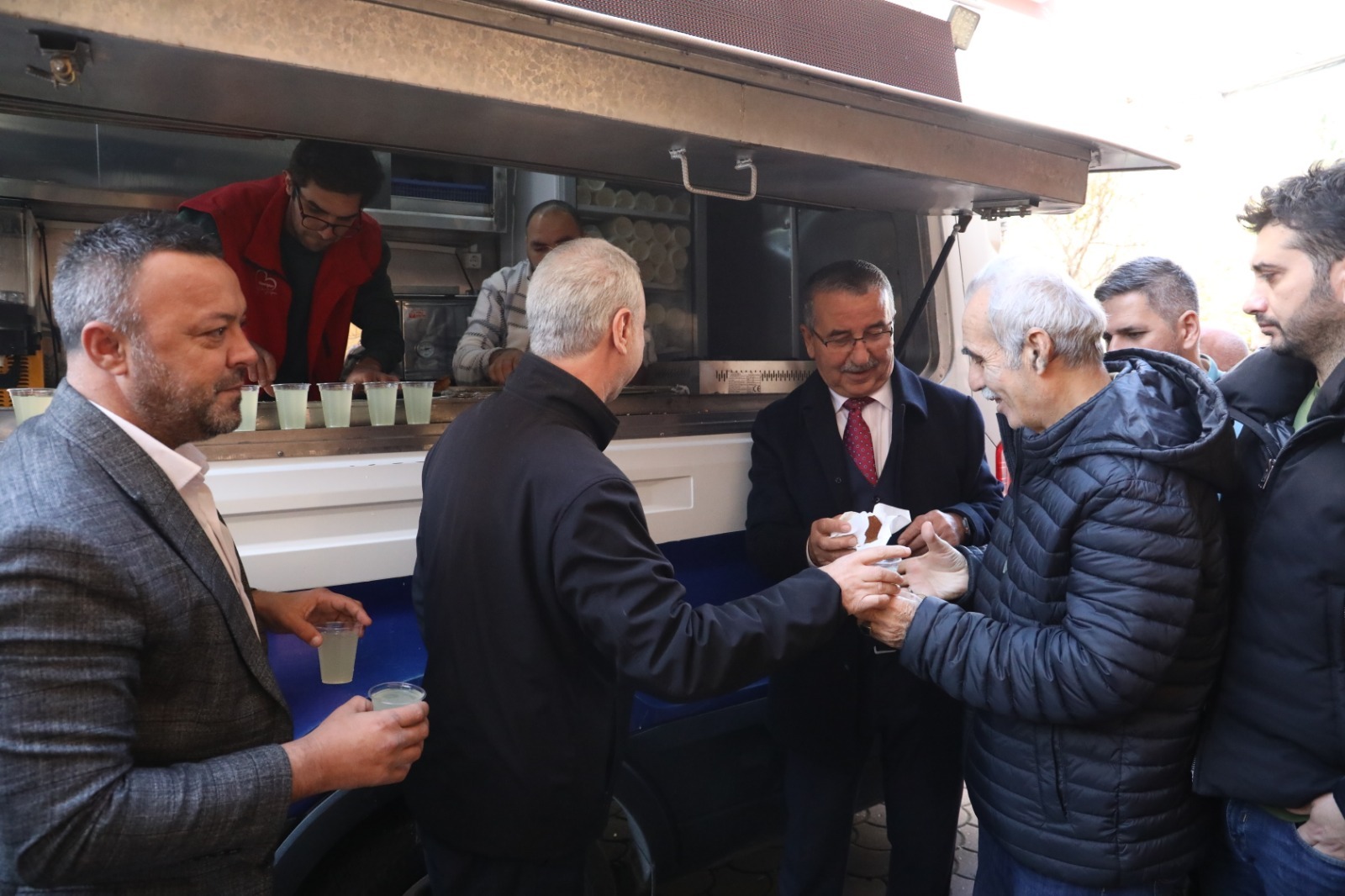 Izmit Belediyesi, Cuma Namazi sonrasi Hüseyin Pasa Camii cemaati ile bulustu (7)