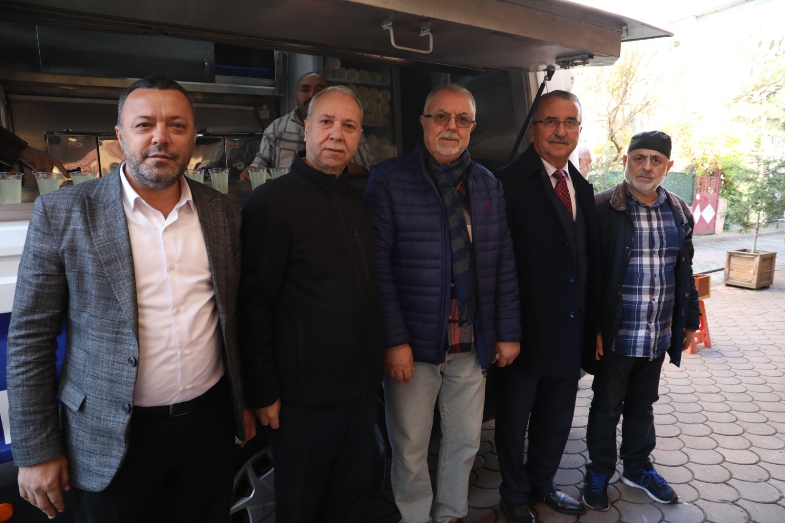 Izmit Belediyesi, Cuma Namazi sonrasi Hüseyin Pasa Camii cemaati ile bulustu (8)