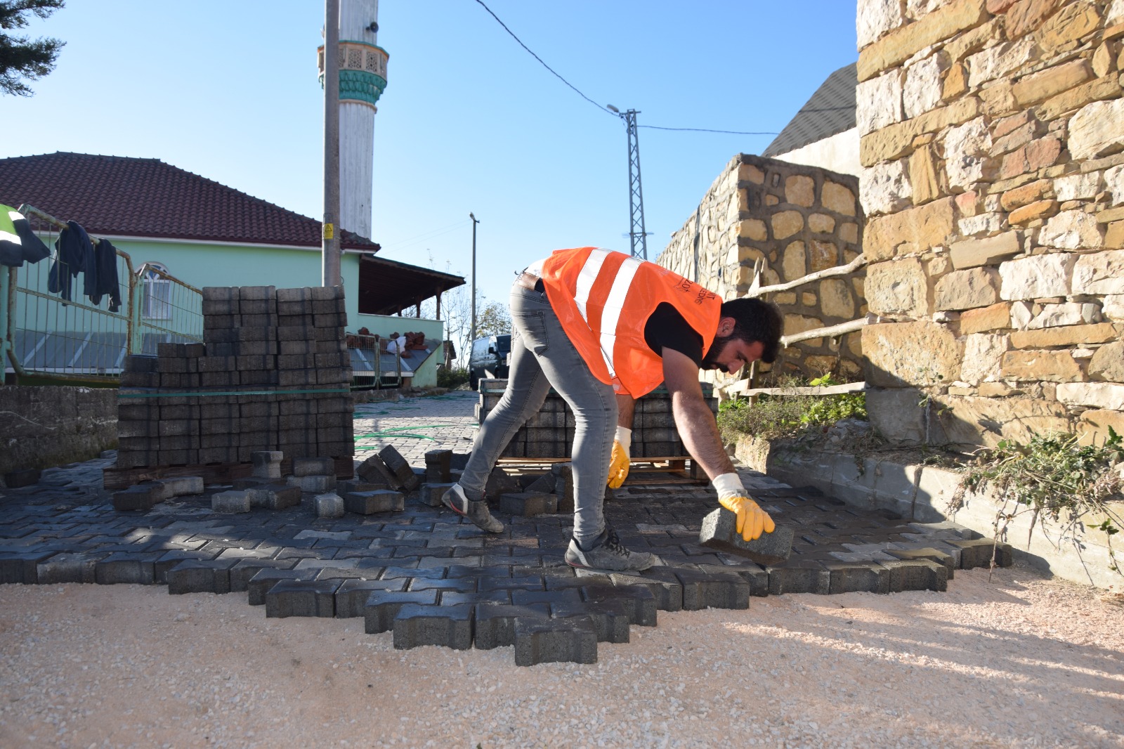 İzmit Belediyesi Sarışeyh’de altyapı sonrası bozulan parke yolları yeniledi (1)