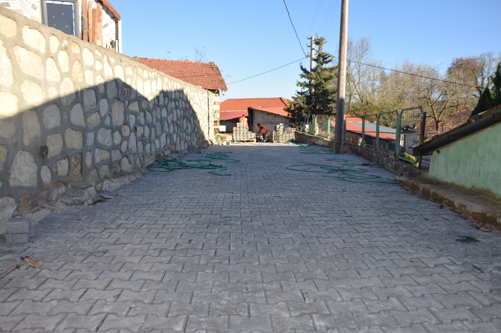 İzmit Belediyesi Sarışeyh’de altyapı sonrası bozulan parke yolları yeniledi (3)