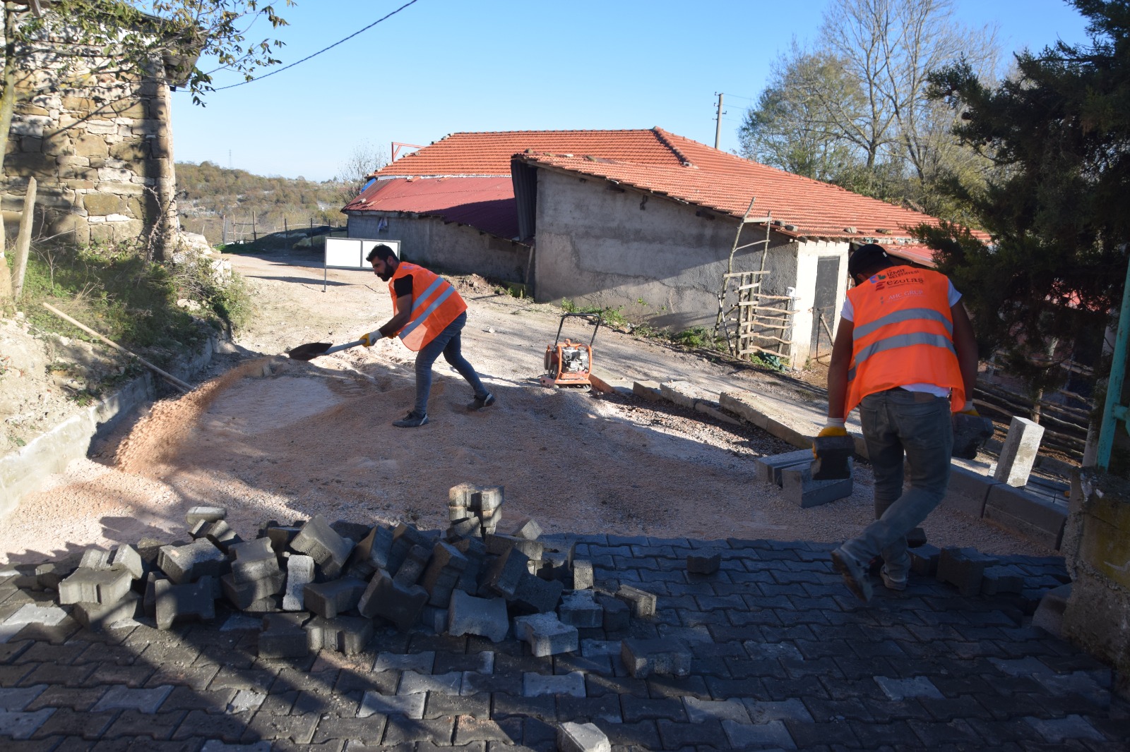 İzmit Belediyesi Sarışeyh’de altyapı sonrası bozulan parke yolları yeniledi (5)