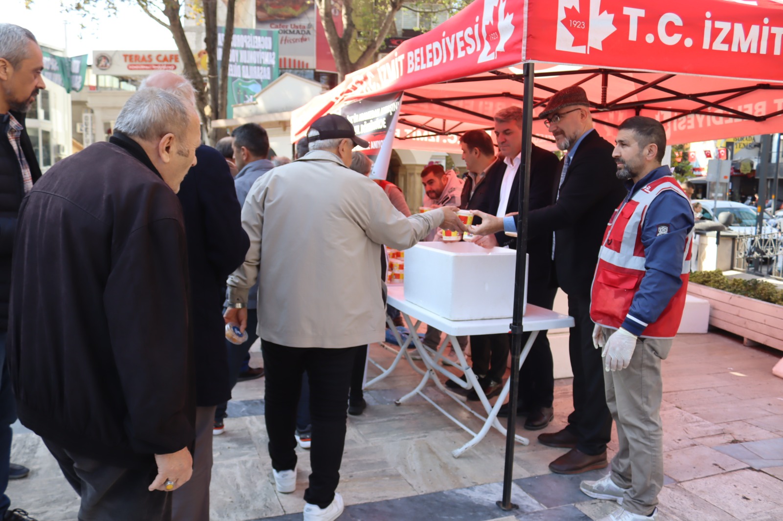 İzmit Belediyesi halka Atatürk’ün en sevdiği yemekleri ikram etti (10) İzmit Belediyesi halka Atatürk’ün en sevdiği yemekleri ikram etti (10)