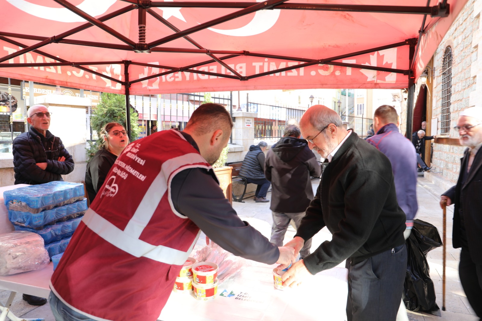 İzmit Belediyesi halka Atatürk’ün en sevdiği yemekleri ikram etti (2) İzmit Belediyesi halka Atatürk’ün en sevdiği yemekleri ikram etti (2)