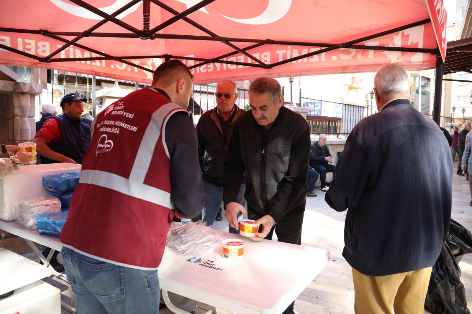 İzmit Belediyesi halka Atatürk’ün en sevdiği yemekleri ikram etti (3) İzmit Belediyesi halka Atatürk’ün en sevdiği yemekleri ikram etti (3)