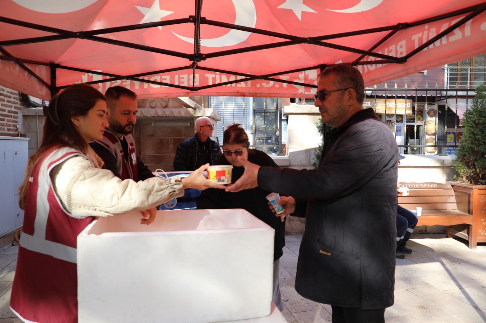İzmit Belediyesi halka Atatürk’ün en sevdiği yemekleri ikram etti (5) İzmit Belediyesi halka Atatürk’ün en sevdiği yemekleri ikram etti (5)