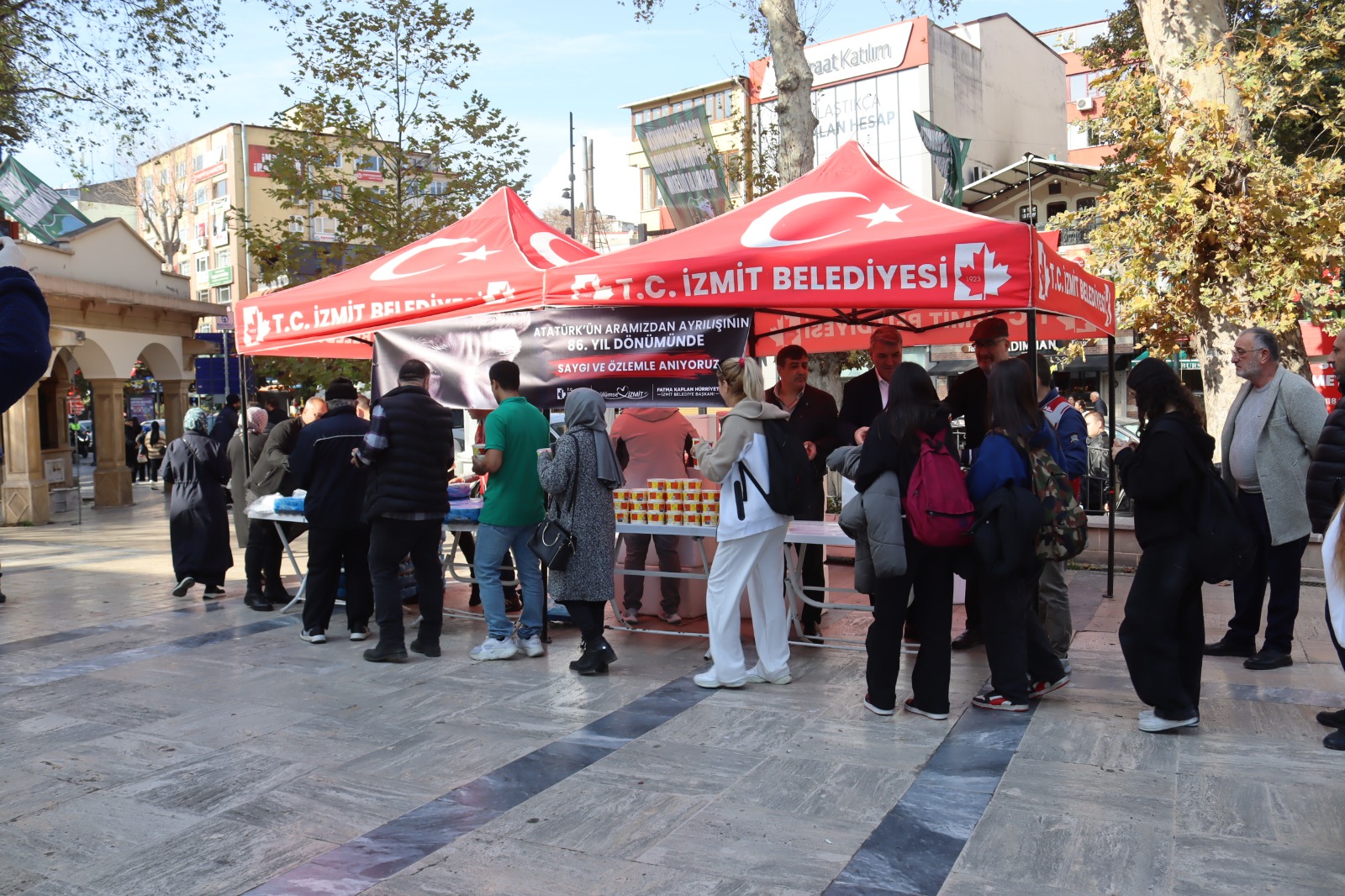 İzmit Belediyesi halka Atatürk’ün en sevdiği yemekleri ikram etti (6) İzmit Belediyesi halka Atatürk’ün en sevdiği yemekleri ikram etti (6)