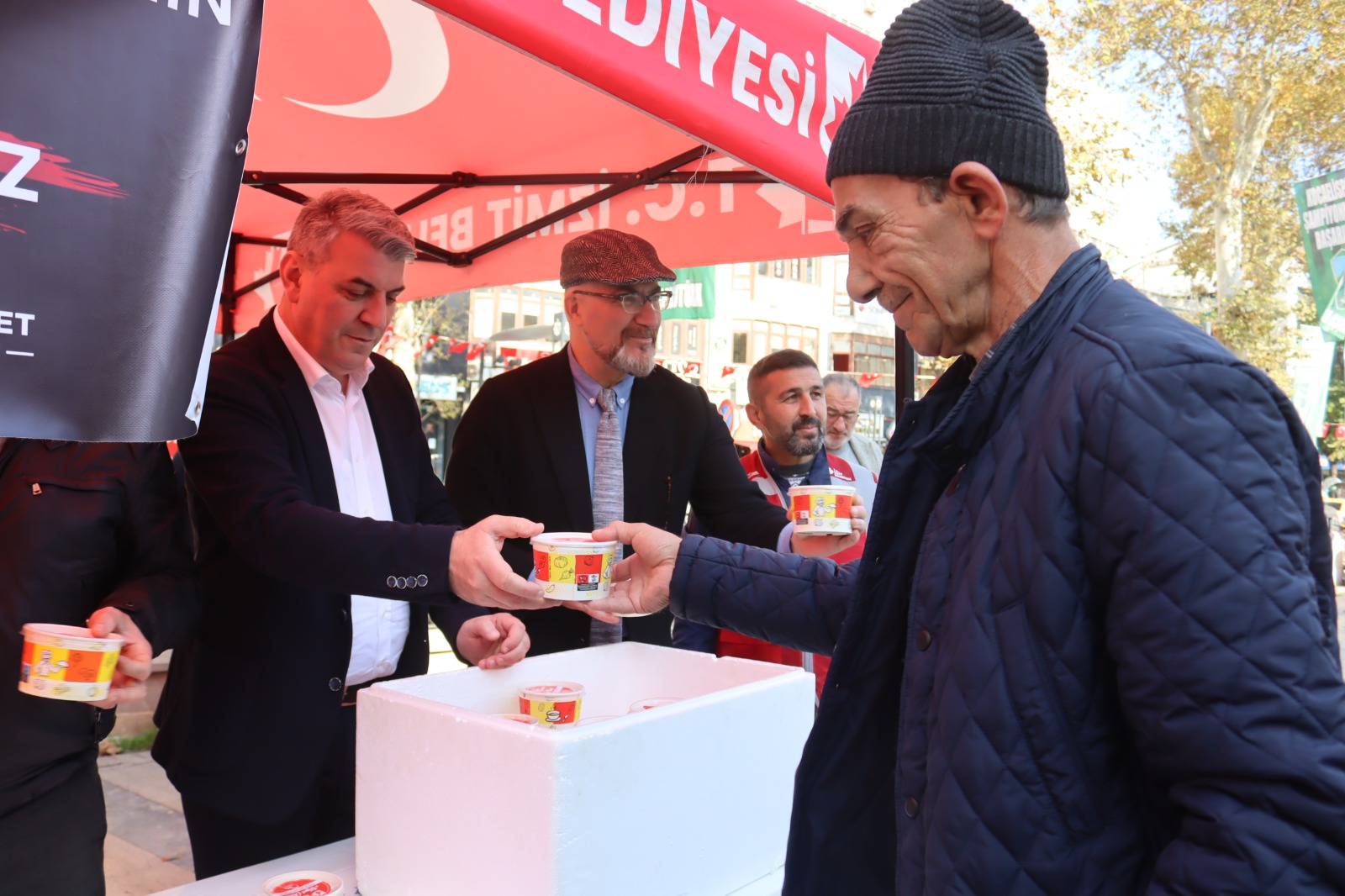 İzmit Belediyesi halka Atatürk’ün en sevdiği yemekleri ikram etti (7) İzmit Belediyesi halka Atatürk’ün en sevdiği yemekleri ikram etti (7)