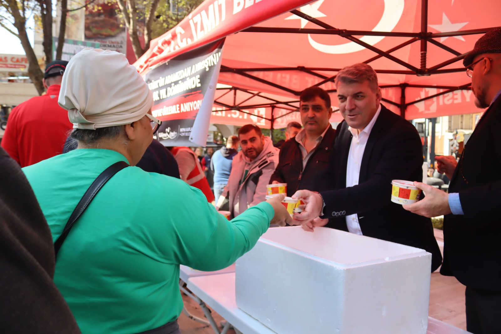 İzmit Belediyesi halka Atatürk’ün en sevdiği yemekleri ikram etti (9) İzmit Belediyesi halka Atatürk’ün en sevdiği yemekleri ikram etti (9)