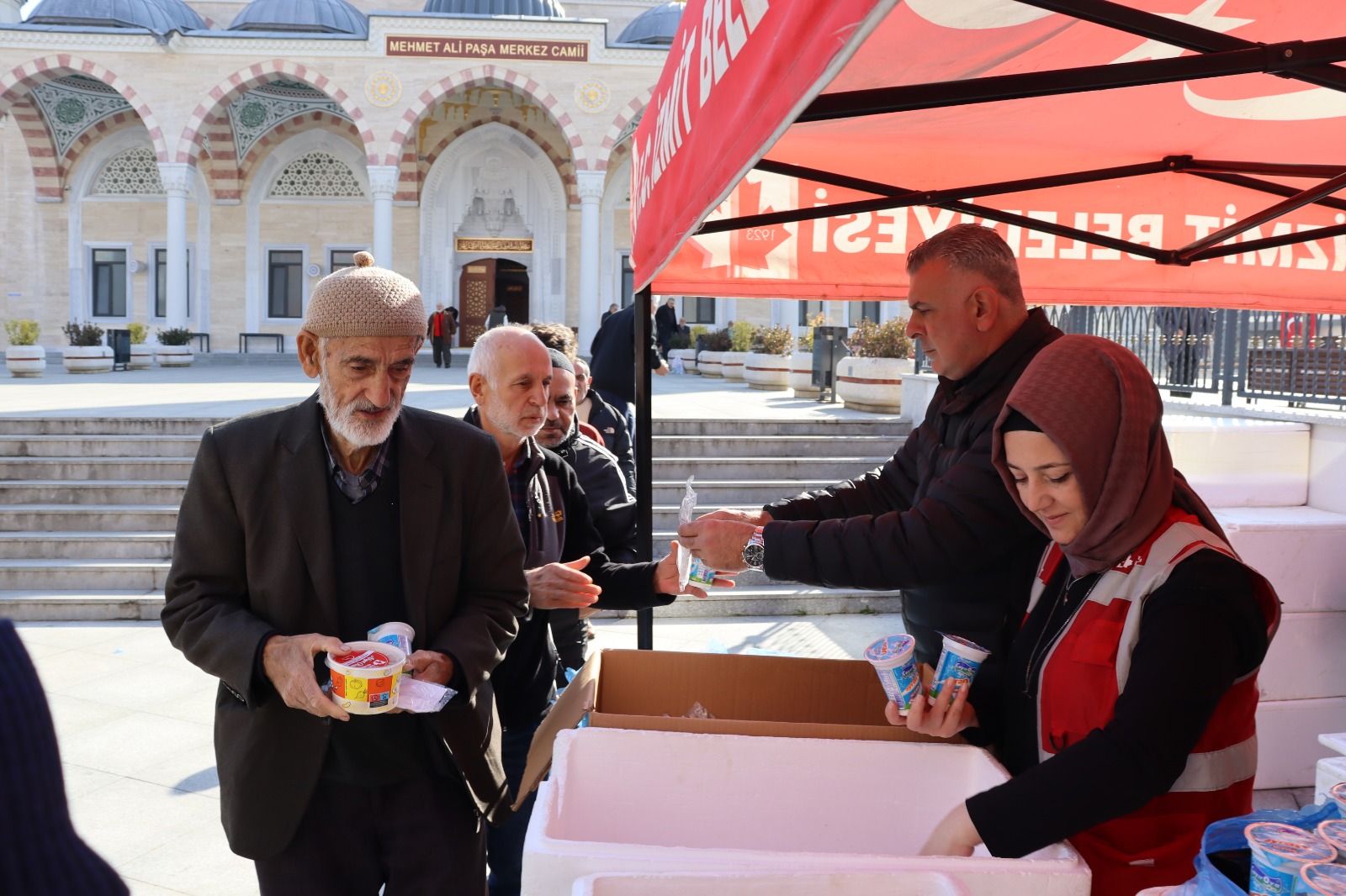 İzmit Belediyesi halka Atatürk’ün en sevdiği yemekleri ikram etti2 (1) İzmit Belediyesi halka Atatürk’ün en sevdiği yemekleri ikram etti2 (1)
