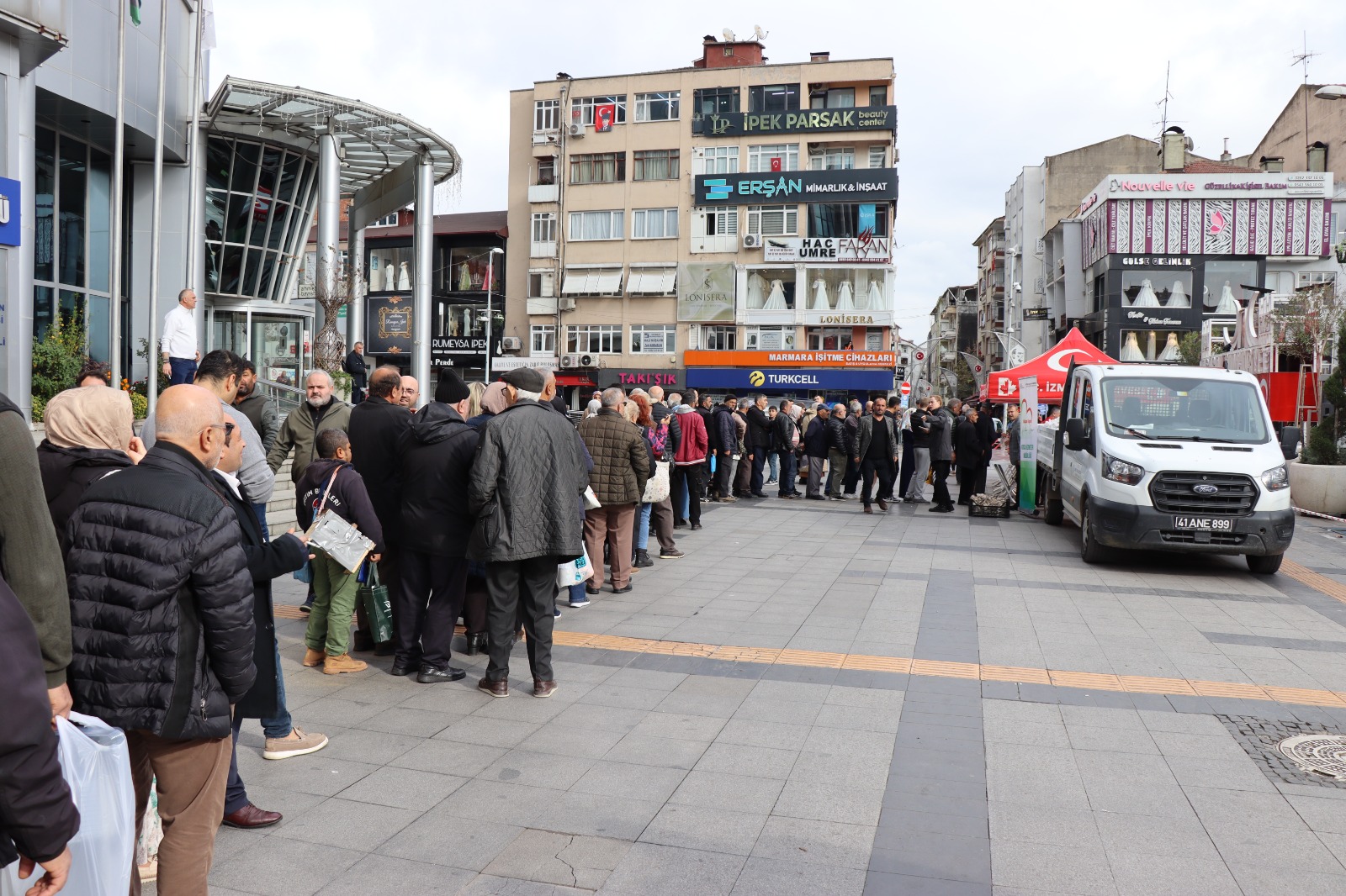 İzmit Belediyesi vatandaşlara istiridye mantarı ve fıstık çamı dağıttı (10)