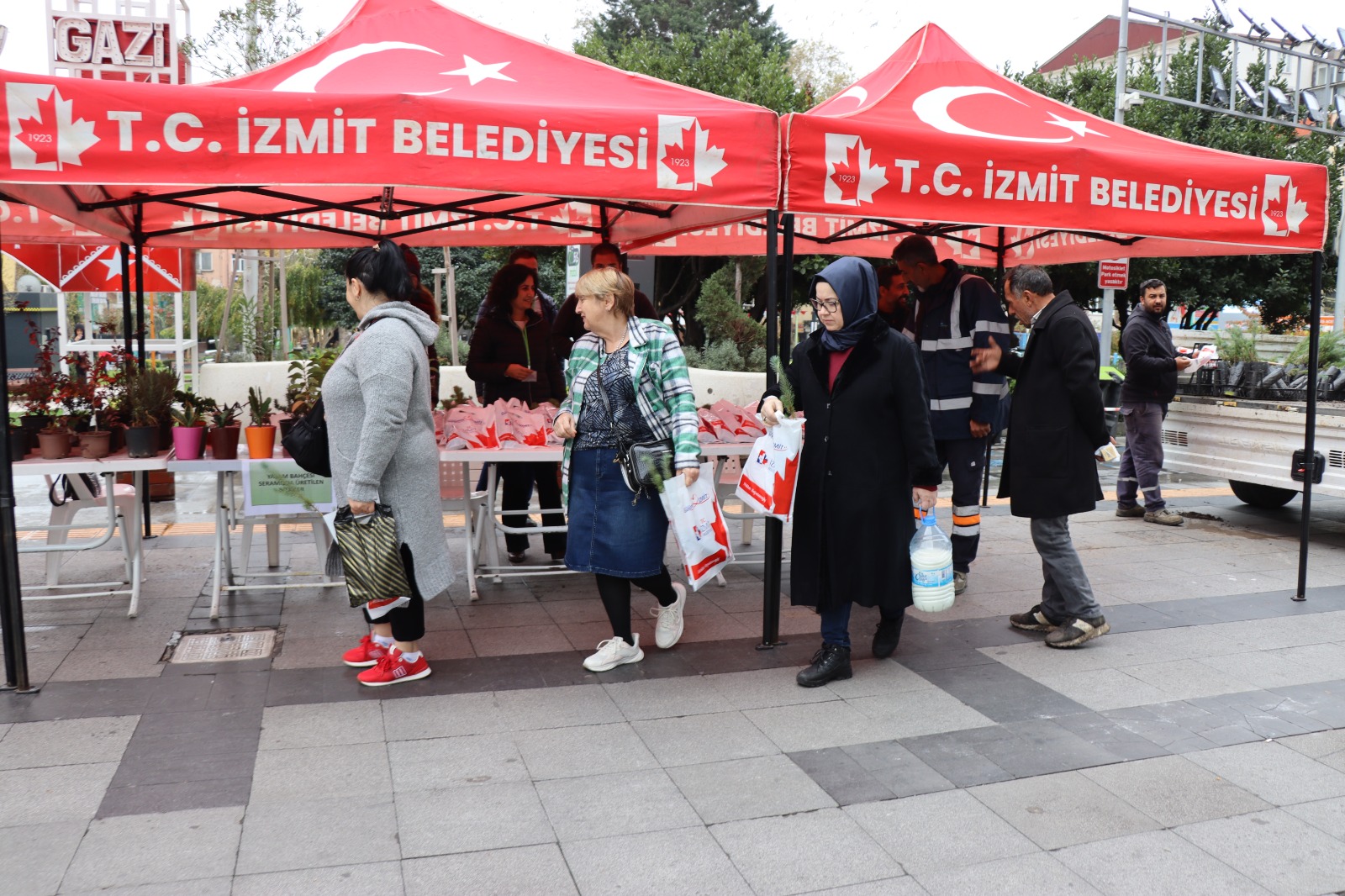 İzmit Belediyesi vatandaşlara istiridye mantarı ve fıstık çamı dağıttı (11)
