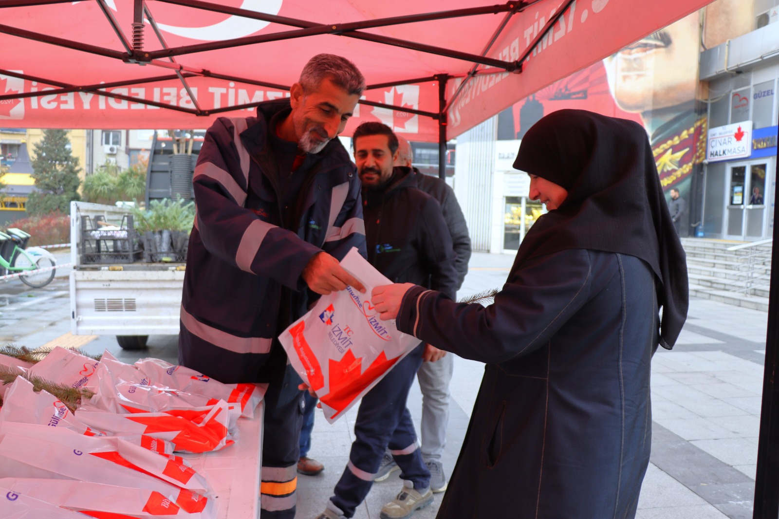 İzmit Belediyesi vatandaşlara istiridye mantarı ve fıstık çamı dağıttı (5)