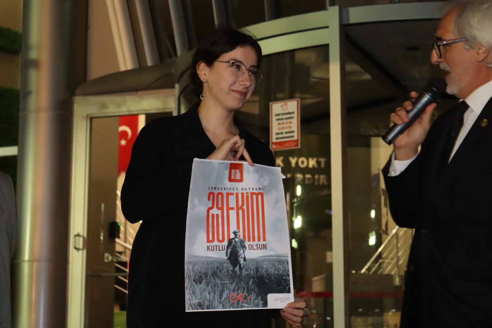 İzmit Belediyesi, ‘Cumhuriyet’ temalı yarışmada dereceye girenlere ödüllerini verdi (1)