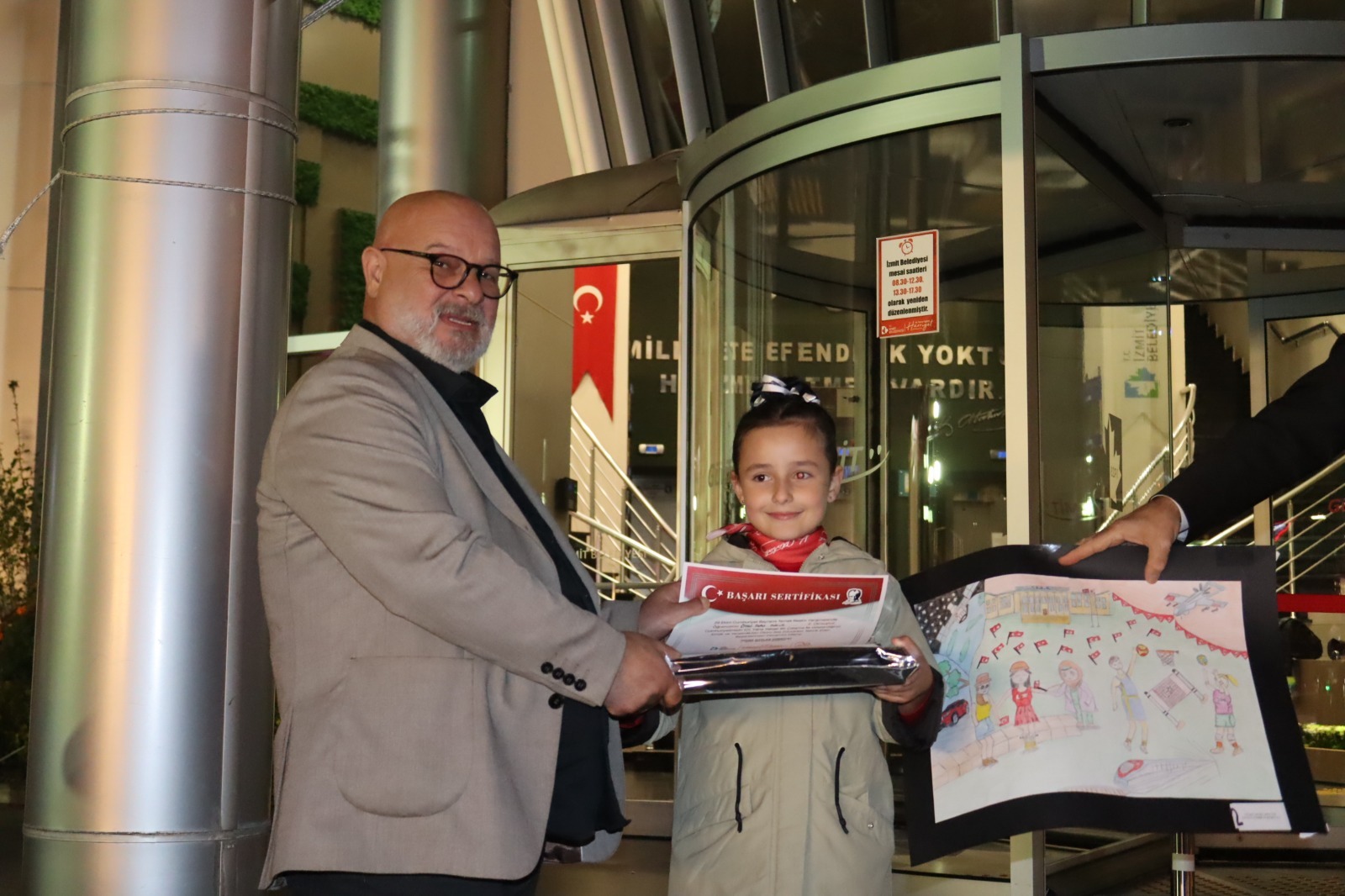 İzmit Belediyesi, ‘Cumhuriyet’ temalı yarışmada dereceye girenlere ödüllerini verdi (10)