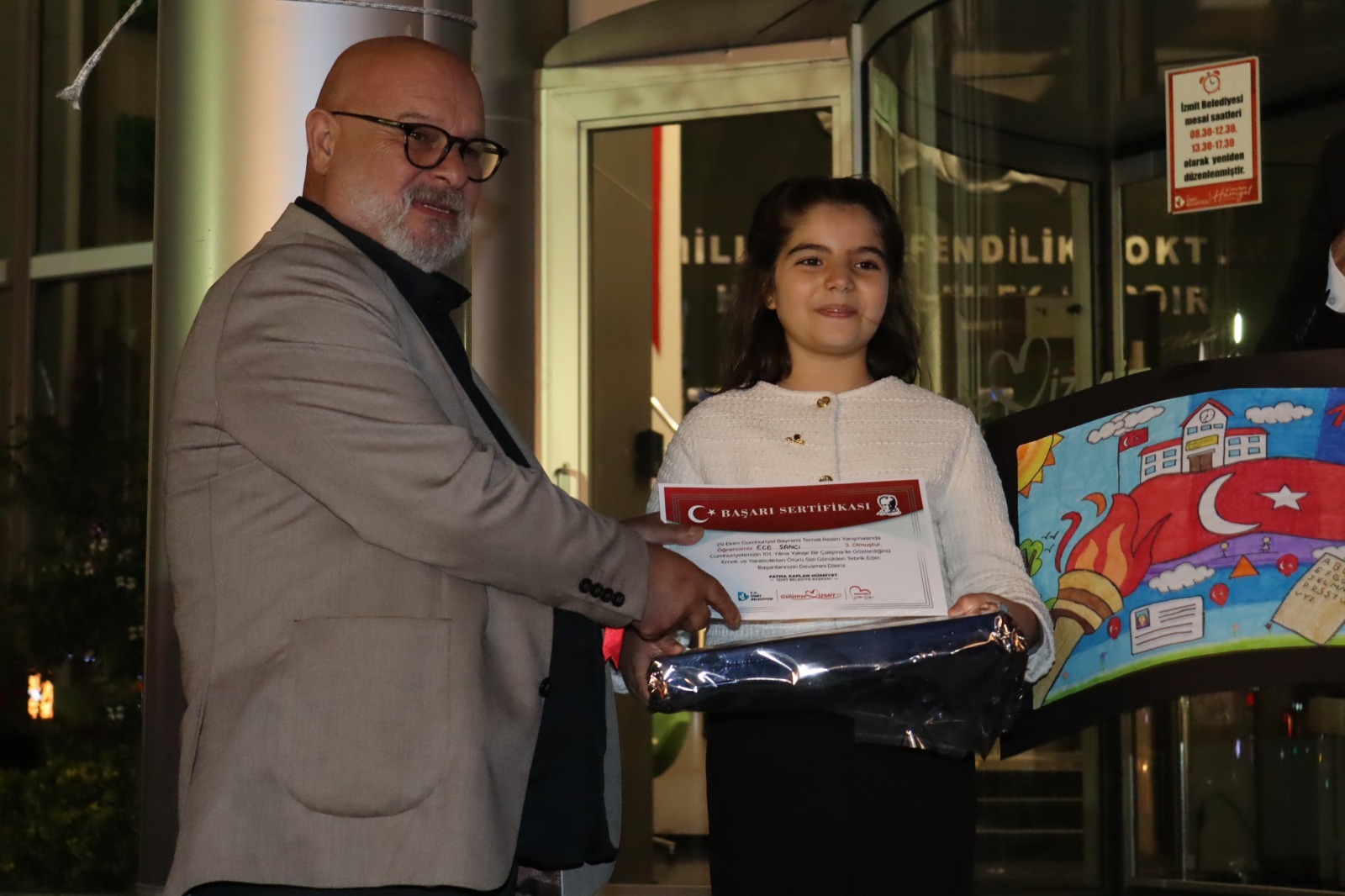 İzmit Belediyesi, ‘Cumhuriyet’ temalı yarışmada dereceye girenlere ödüllerini verdi (11)