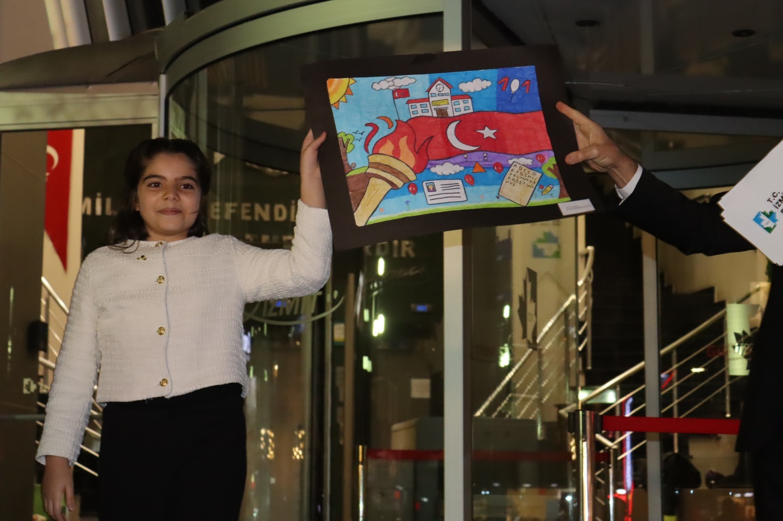 İzmit Belediyesi, ‘Cumhuriyet’ temalı yarışmada dereceye girenlere ödüllerini verdi (4)