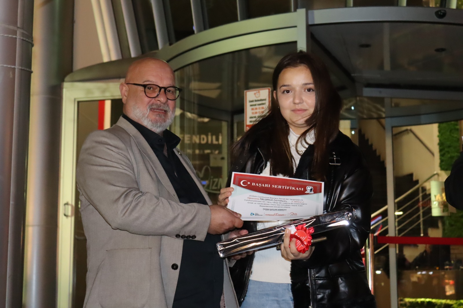 İzmit Belediyesi, ‘Cumhuriyet’ temalı yarışmada dereceye girenlere ödüllerini verdi (5)