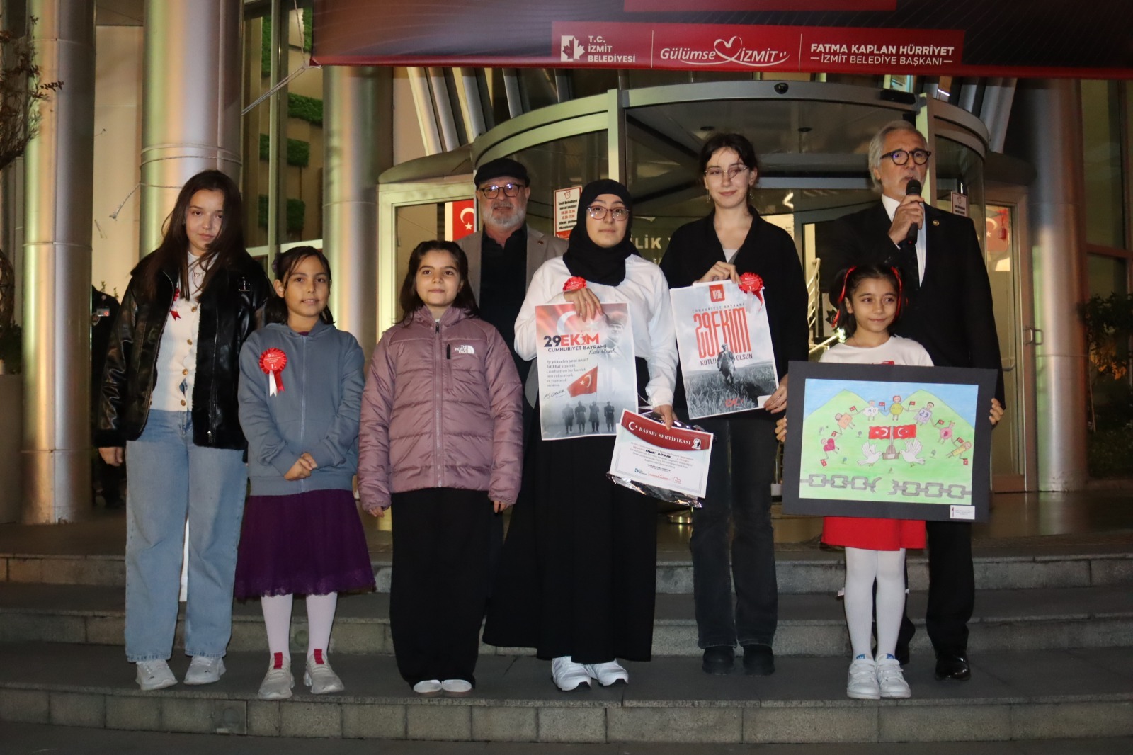 İzmit Belediyesi, ‘Cumhuriyet’ temalı yarışmada dereceye girenlere ödüllerini verdi (6)